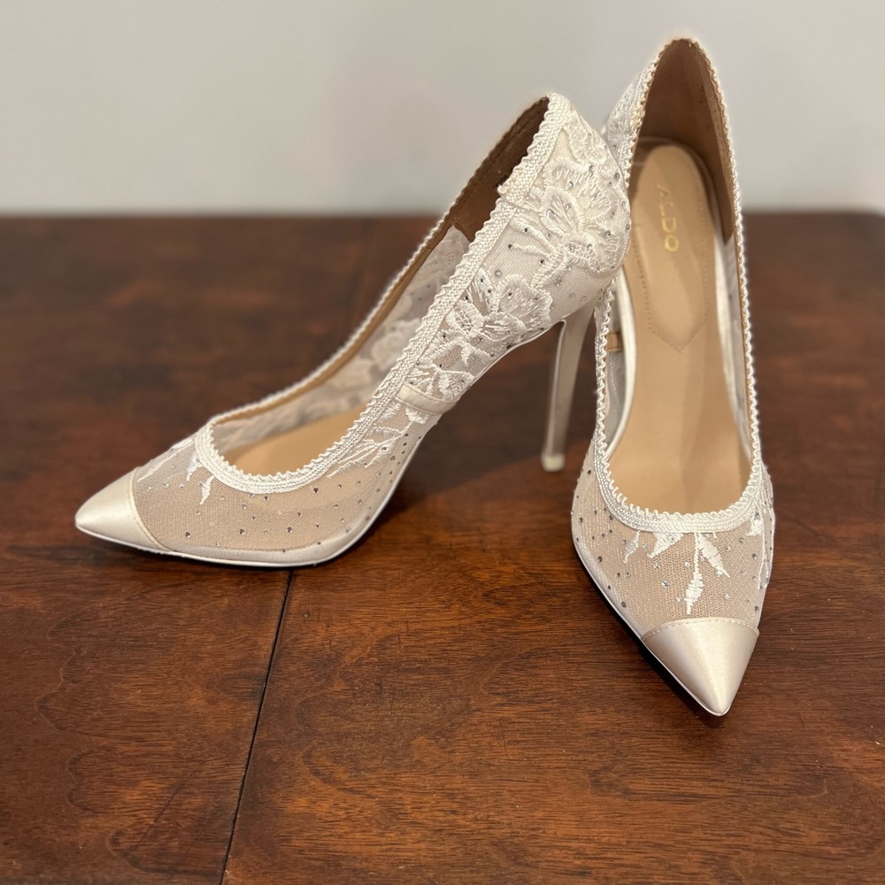 Beautiful NEW Aldo white heels.